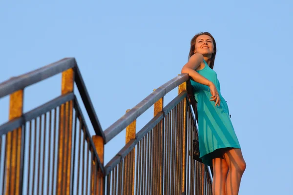 Çekici kız merdiven üzerinde yürüyüş — Stok fotoğraf