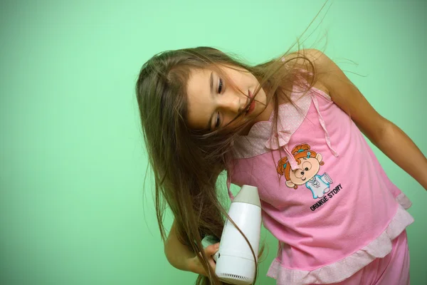 Meisje droog zijn horen — Stockfoto