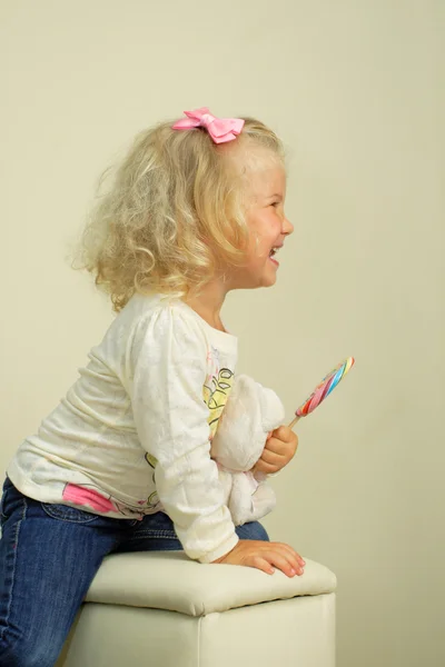 Klein meisje met lolly — Stockfoto