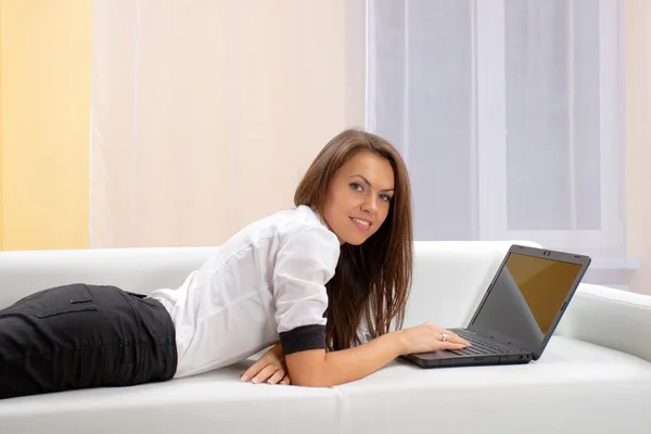 Jonge vrouw met laptop — Stockfoto