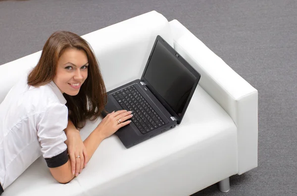 Mujer joven con portátil — Foto de Stock