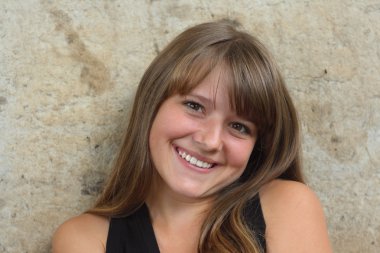 mutlu ifade ile genç bir kız. aşağıya bak