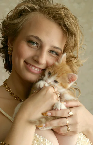 Meisje met kitten — Stockfoto