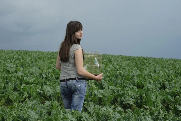 Jeune fille avec cage — Photo