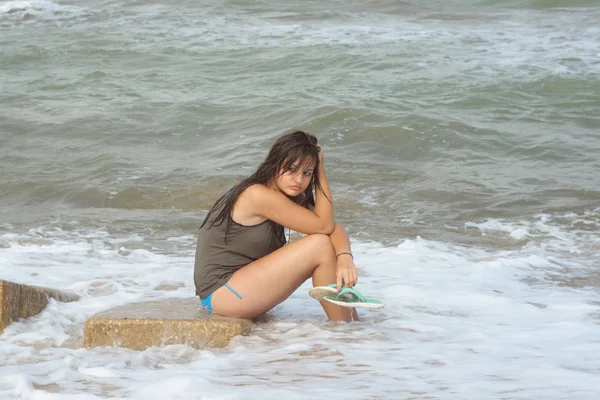 Giovane ragazza con i capelli bagnati — Foto Stock