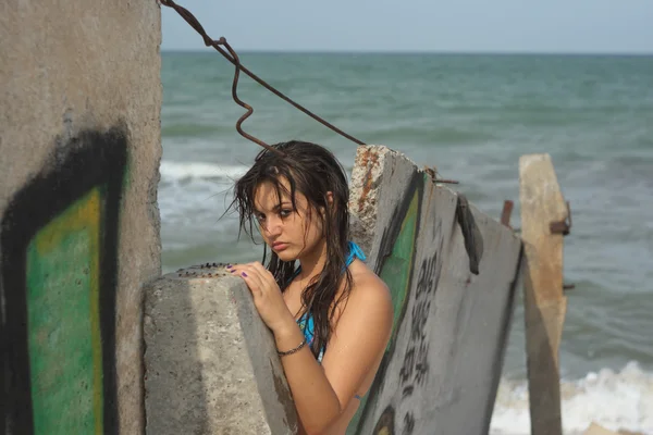 Chica joven con pelos húmedos — Foto de Stock