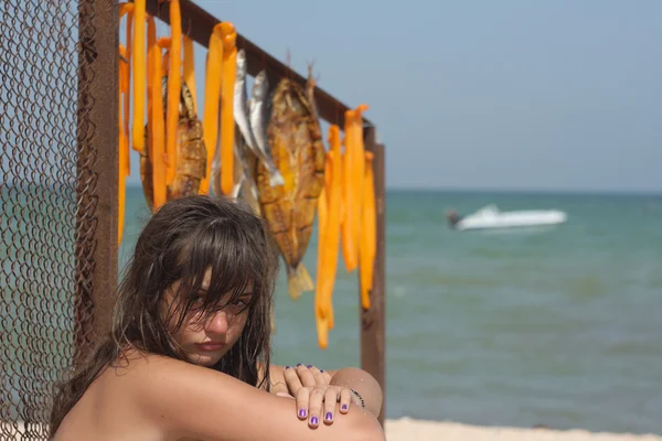 Menina jovem com cabelos molhados — Fotografia de Stock