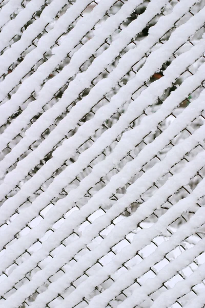 雪下的编织的栅栏 — 图库照片