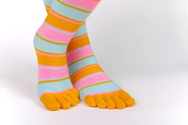 Jambes avec chaussettes colorées — Photo