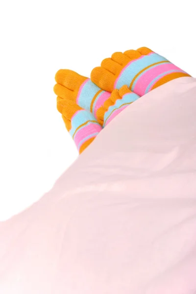 Benen met kleurrijke sokken — Stockfoto