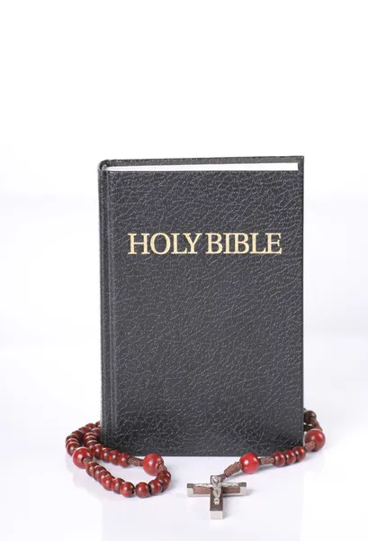 Bible and beads — Stock Photo, Image