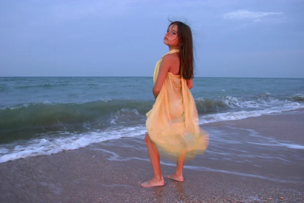 Niña en la playa — Foto de Stock