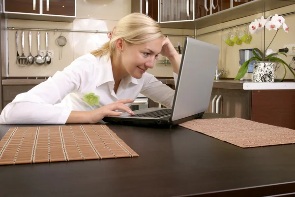 Jonge vrouwen met laptop — Stockfoto