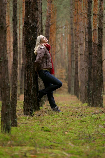 Unga ensamma kvinnor i skogen — Stockfoto