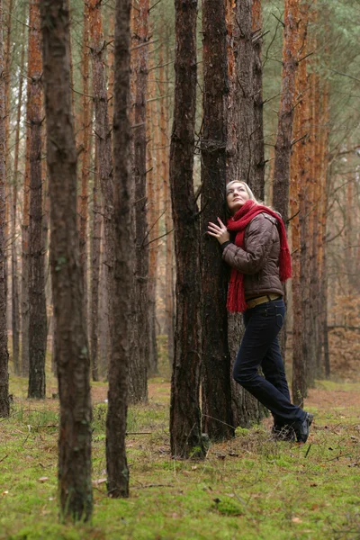 Giovani donne sole nella foresta — Foto Stock