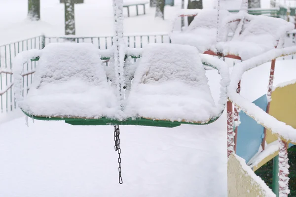 Cena de inverno com cadeiras nevadas — Fotografia de Stock