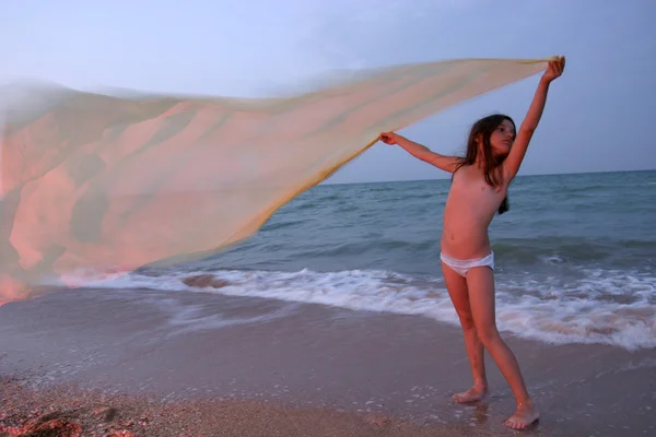 Petite fille sur la plage — Photo