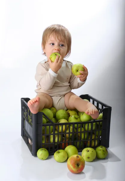 Junge mit Äpfeln — Stockfoto