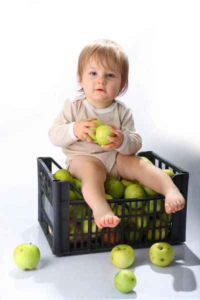 Chlapeček s jablky — Stock fotografie