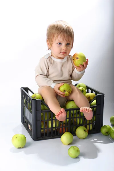 Pojke med äpplen — Stockfoto