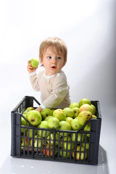 Chlapeček s jablky — Stock fotografie