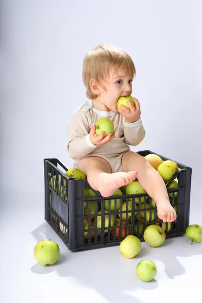 Chłopczyk z jabłkami — Zdjęcie stockowe