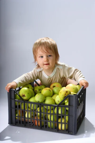 Pojke med äpplen — Stockfoto