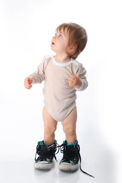 Niño pequeño con zapatos de goma — Foto de Stock