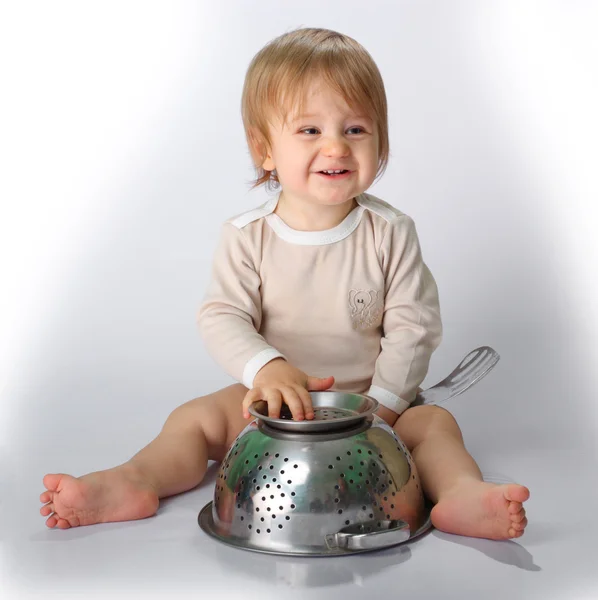 Bambino con gli attrezzi da cucina — Foto Stock