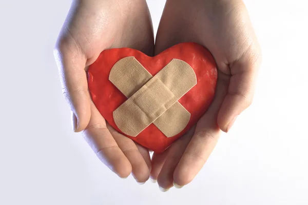 Corazón vith cinta médica — Foto de Stock