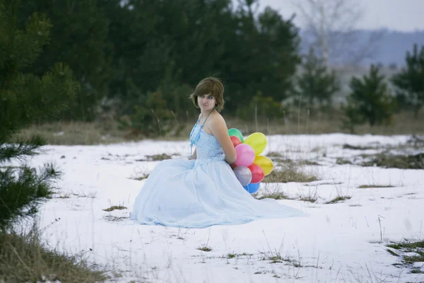 Única garota no campo de inverno — Fotografia de Stock