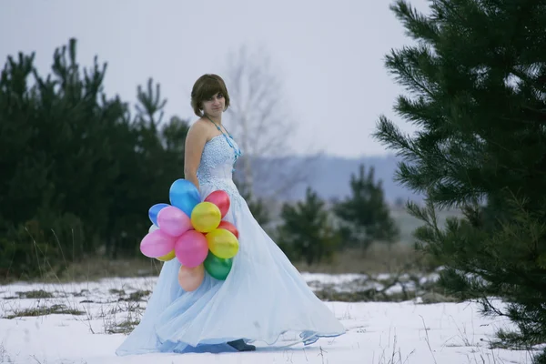 Одинокая девушка на зимнем поле — стоковое фото