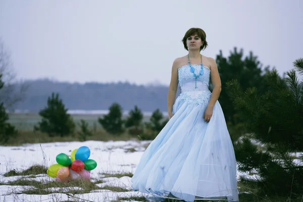 Chica soltera en el campo de invierno — Foto de Stock