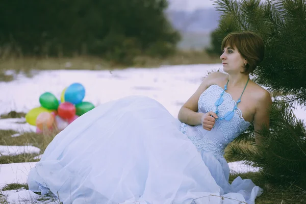 Chica soltera en el campo de invierno —  Fotos de Stock