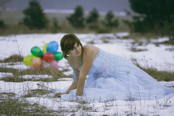 Fille célibataire au champ d'hiver — Photo