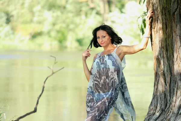 Bonita mujer cerca del río — Foto de Stock