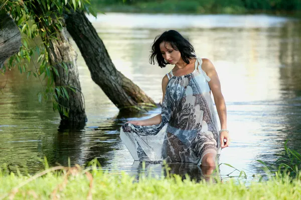 Хорошая женщина у реки — стоковое фото
