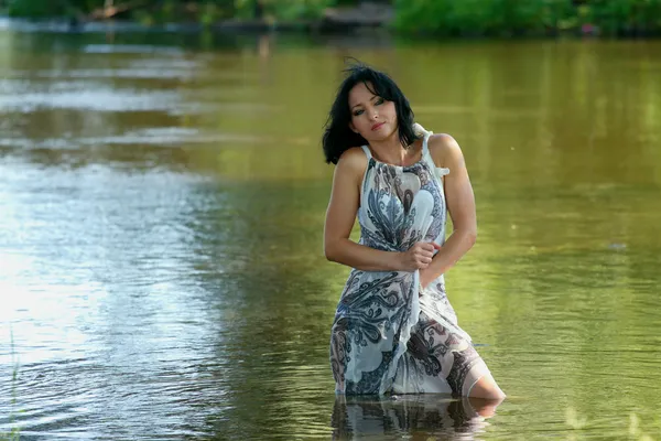 Bonita mujer cerca del río — Foto de Stock