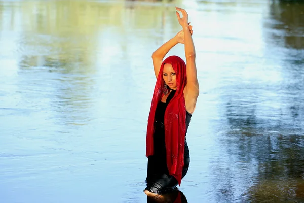 川の近くの素敵な女性 — ストック写真