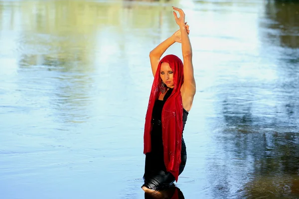 Bonita mujer cerca del río — Foto de Stock