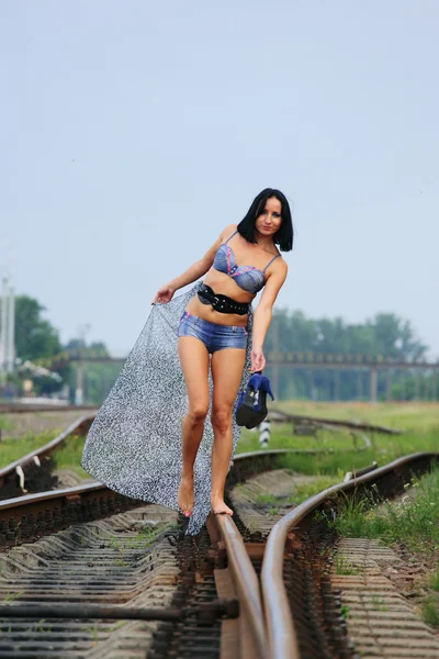 Jeune fille sur la voie ferrée — Photo