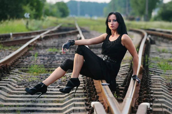 Giovane ragazza rilassata sul binario ferroviario — Foto Stock