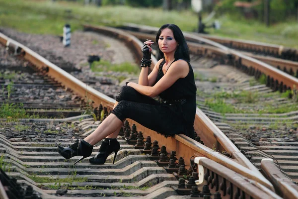 Chica joven relajada en la vía férrea — Foto de Stock