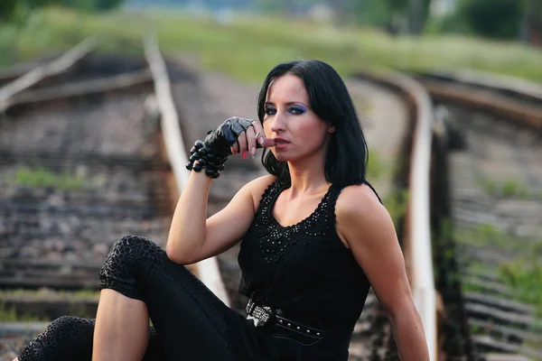 Giovane ragazza rilassata sul binario ferroviario — Foto Stock