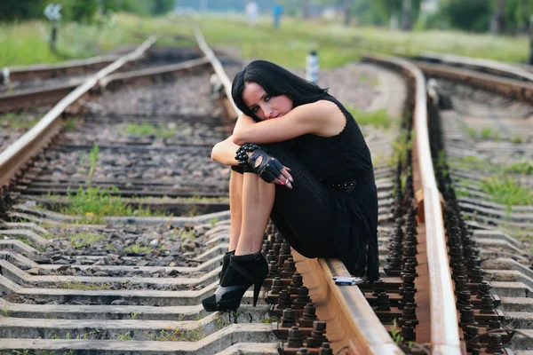 Ung flicka på järnväg spår med cigarett — Stockfoto