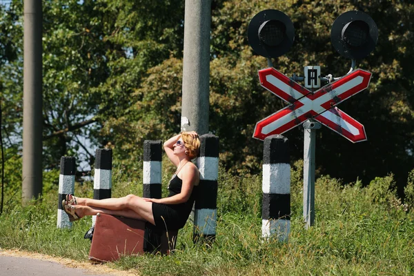 Menina no caminho de ferro — Fotografia de Stock