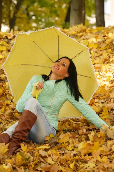 Junges Mädchen im Freien zur Herbstzeit — Stockfoto