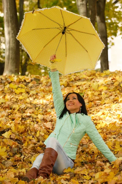 Menina jovem ao ar livre na hora do outono — Fotografia de Stock