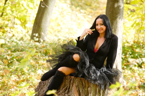 Jeune fille en plein air à l'automne — Photo