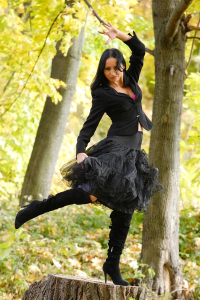 Chica joven al aire libre en otoño — Foto de Stock